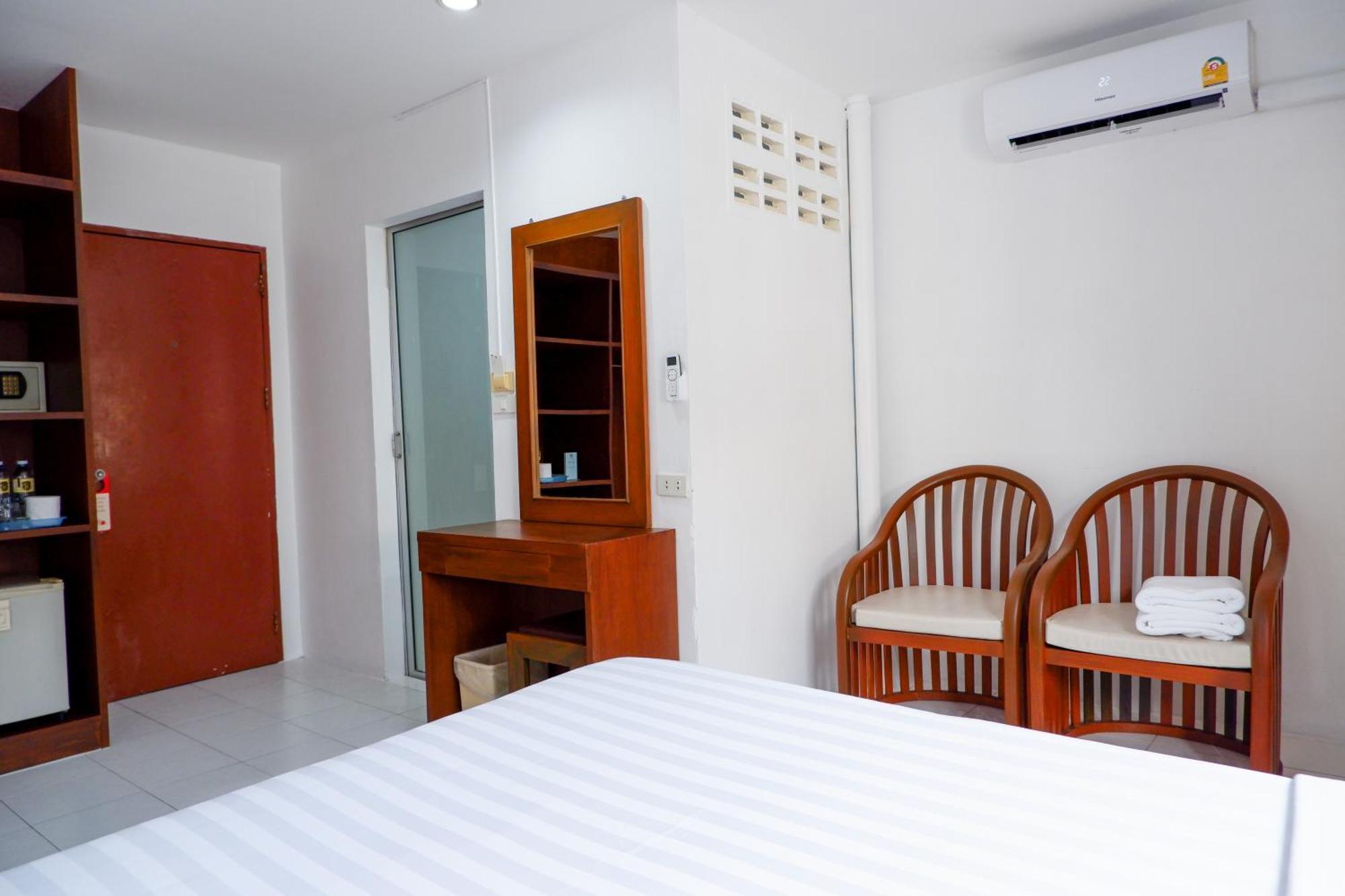 18 Coins Budget Hotel Pattaja Szoba fotó