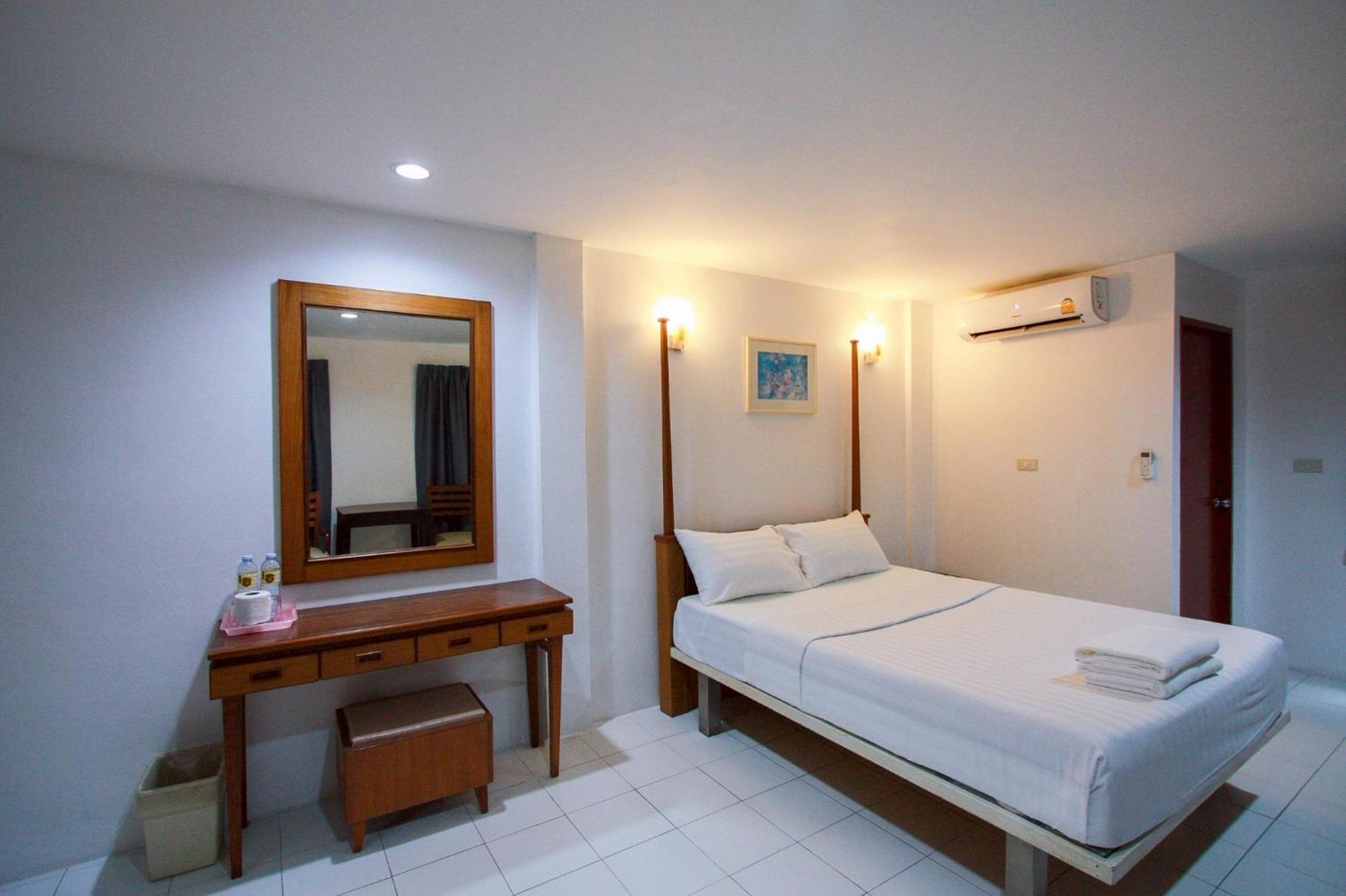 18 Coins Budget Hotel Pattaja Szoba fotó