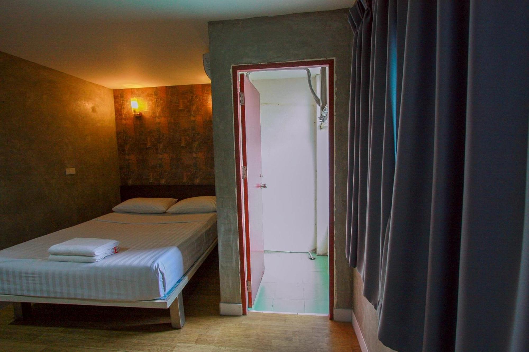 18 Coins Budget Hotel Pattaja Szoba fotó