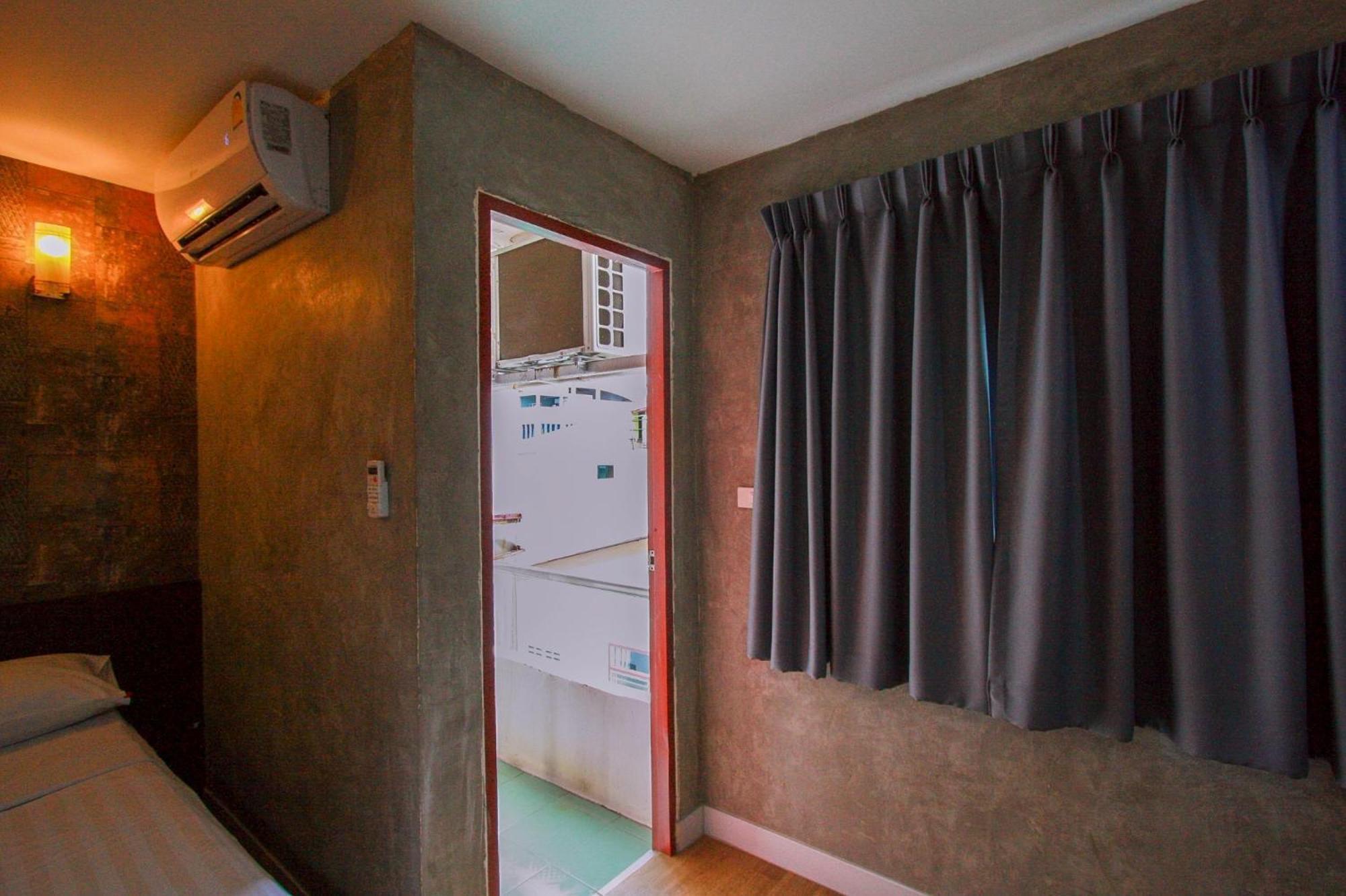 18 Coins Budget Hotel Pattaja Szoba fotó