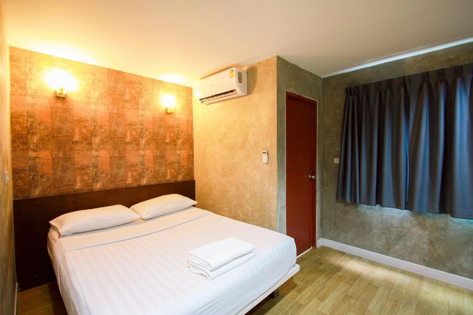 18 Coins Budget Hotel Pattaja Szoba fotó